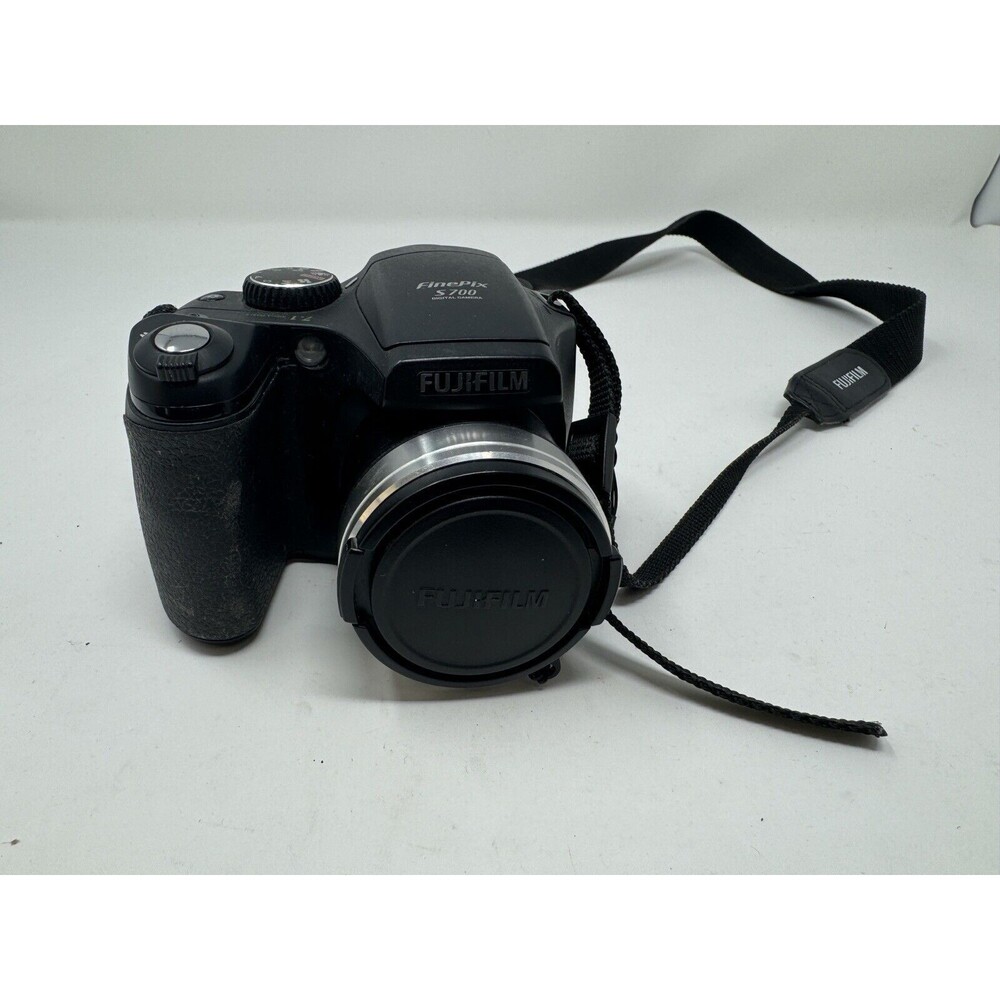 Fuji Fujifilm | Finepix S700 | 7.1MP Digital Camera | Tested W/2GB